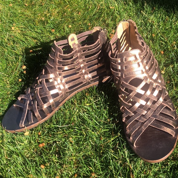 NWOT Tommy Bahama Sandals with back zipper. Nice Bronzy Dark Brown color. Size 8 - Picture 2 of 10